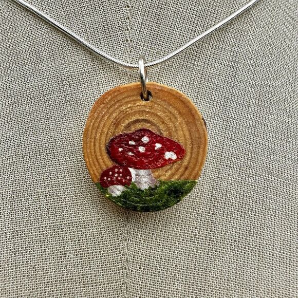 Mushroom wood slice pendant necklace - Picture 2 of 8